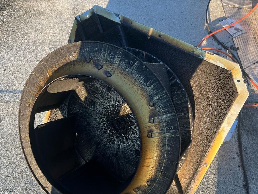 Turbine de tourelle d'extraction saturée de graisse cuite avant nettoyage